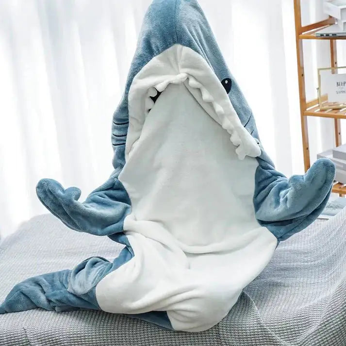 Weiche CozyShark Haifischdecke auf einem Bett ausgebreitet, ideal für kuschelige Abende.