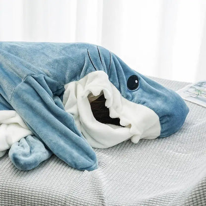 Die CozyShark Haifischdecke, kuschelig weich und warm, perfekt für Winterabende.